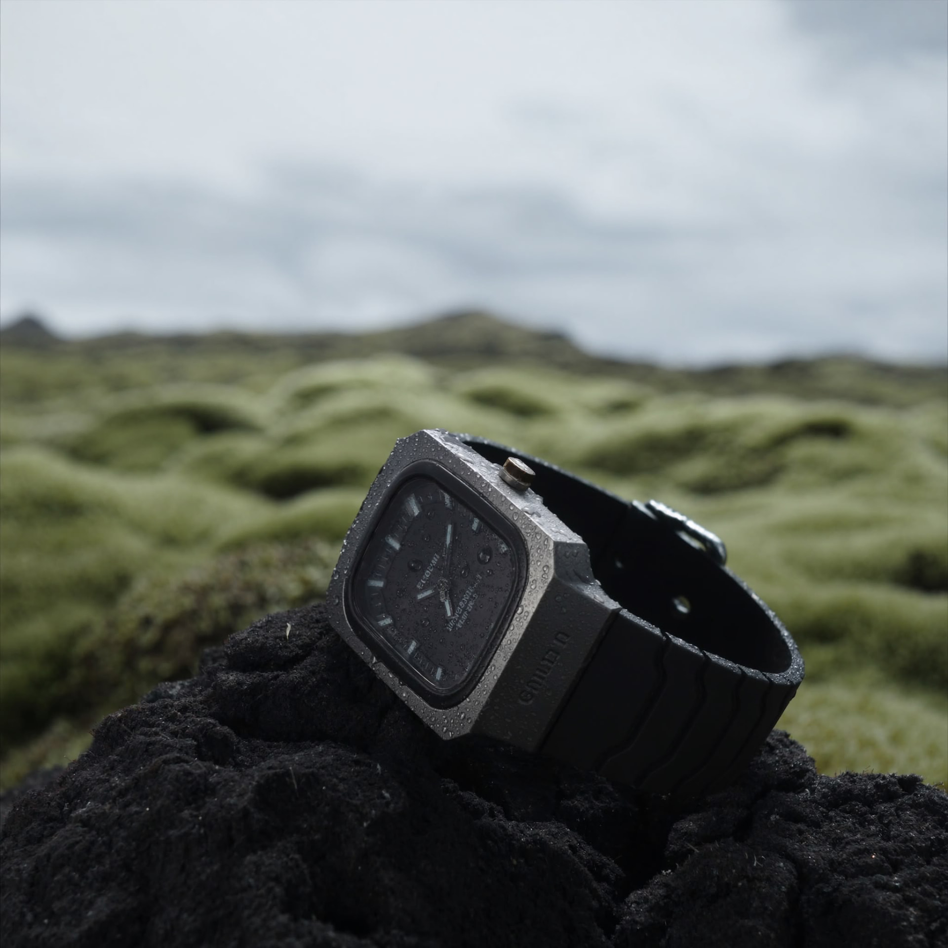 Montre technique sur roche volcanique — image produit