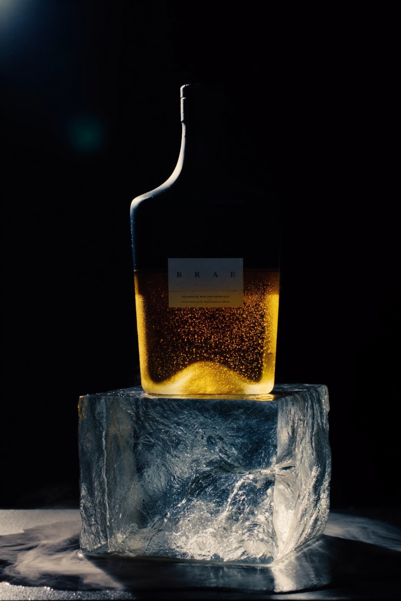 Bouteille de spiritueux sur bloc de glace — image produit