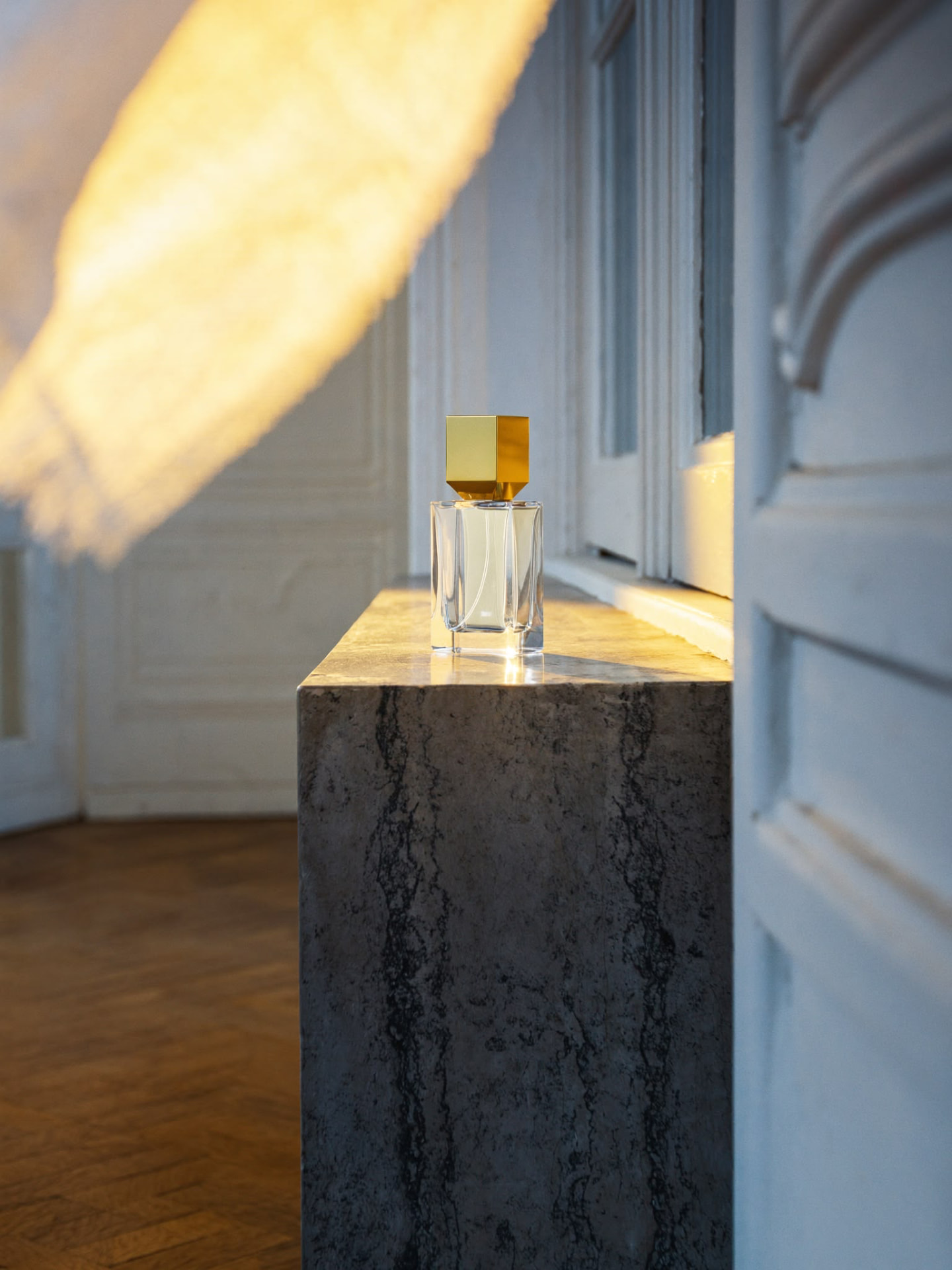 Flacon de parfum sur socle de marbre — image produit