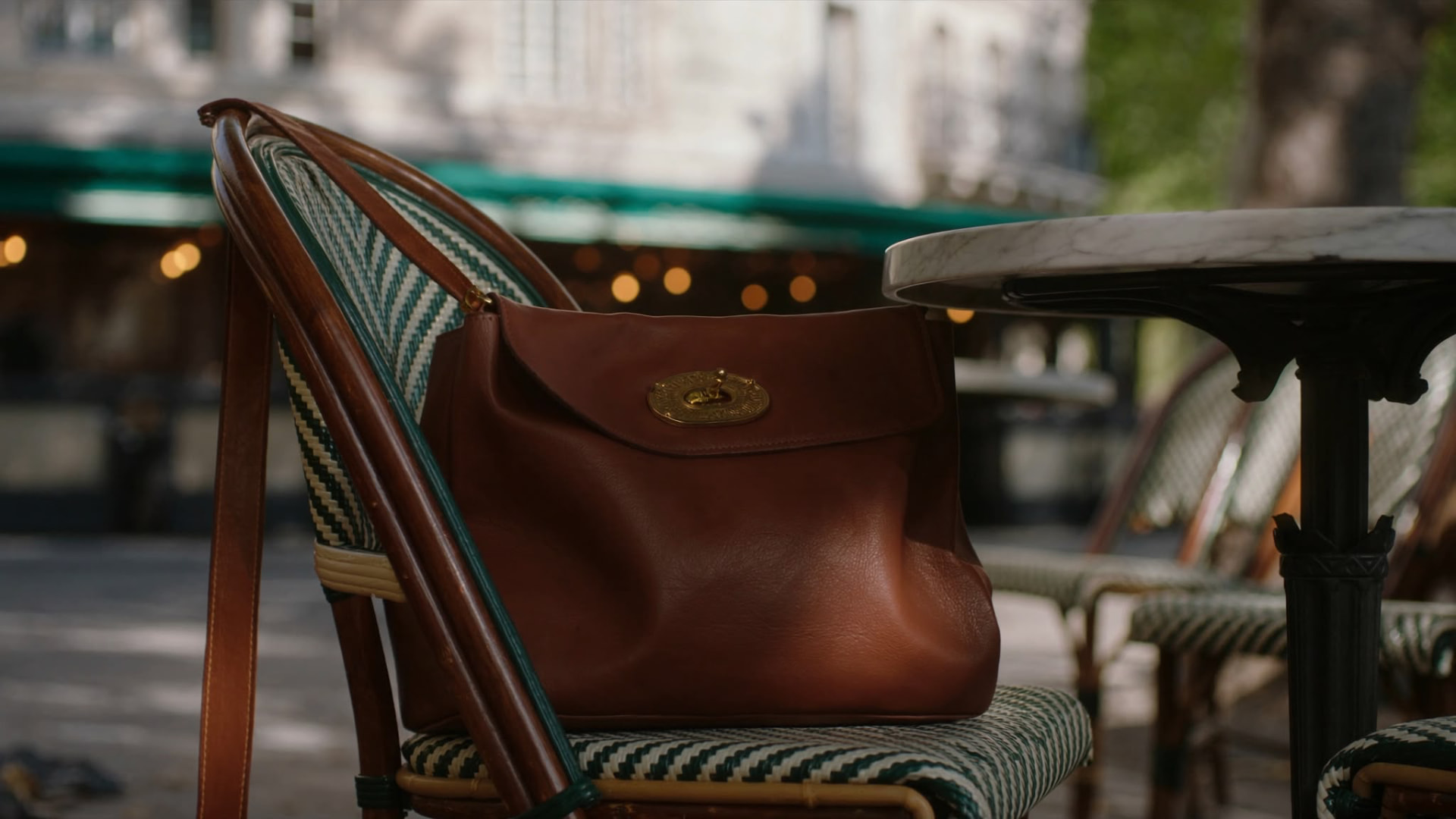 Maroquinerie en cuir sur terrasse parisienne — image produit