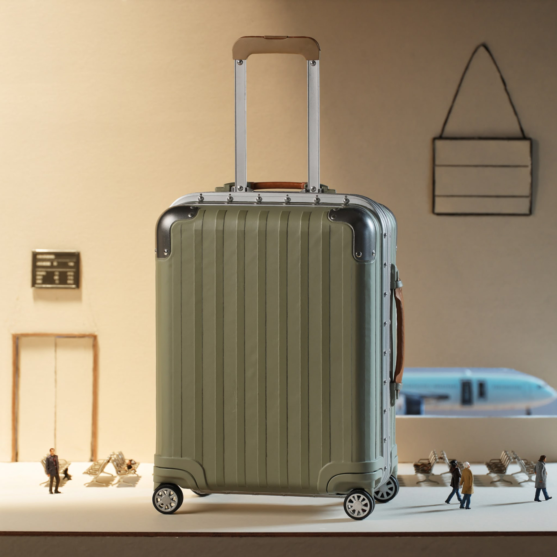 Valise cabine en décor miniature — image produit
