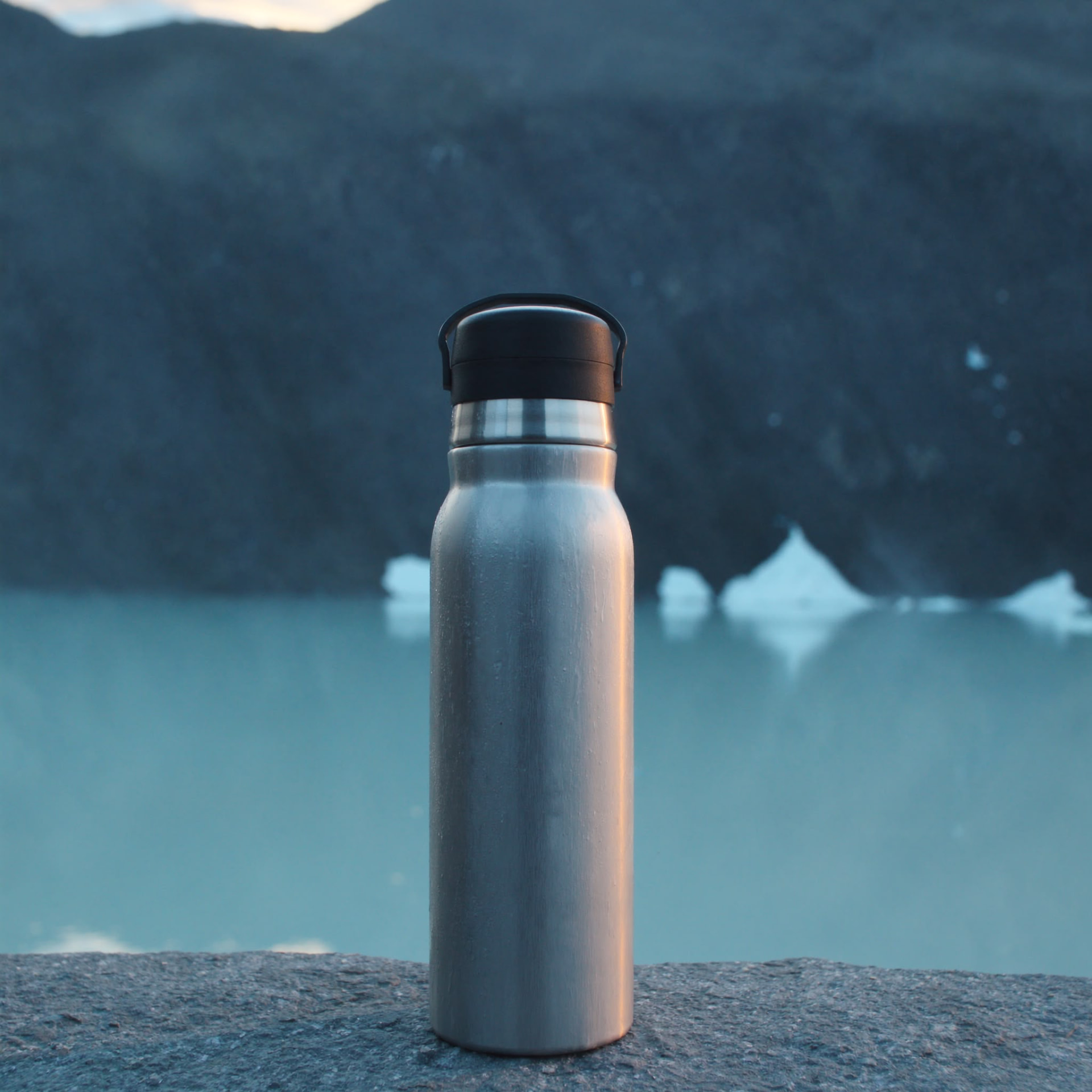 Gourde isotherme face à un lac glaciaire — image produit